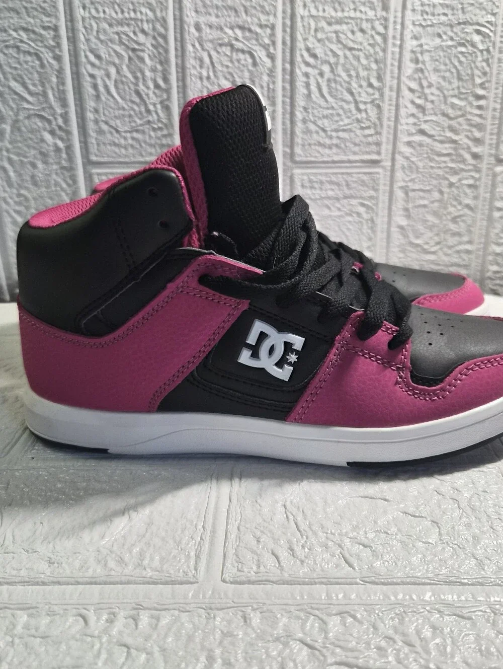 New! Youths DC Cure Hi Top Black/White/Pink Skate Shoes Size 4 Crisp clean Shoes